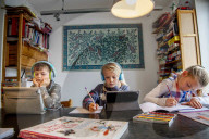 NEWS - Coronavirus: Familie im gemeinsamen Homeoffice
