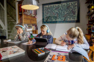NEWS - Coronavirus: Familie im gemeinsamen Homeoffice