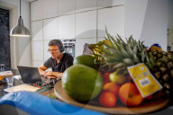 NEWS - Coronavirus: Familie im gemeinsamen Homeoffice