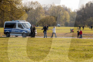 NEWS - Coronavirus: Frühling in München - Polizei im Englischen Garten