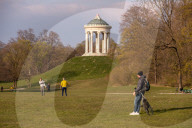 NEWS - Coronavirus: Frühling in München - Polizei im Englischen Garten