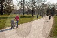 NEWS - Coronavirus: Frühling in München - Polizei im Englischen Garten