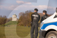 NEWS - Coronavirus: Frühling in München - Polizei im Englischen Garten