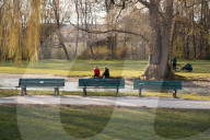 NEWS - Coronavirus: Frühling in München - Polizei im Englischen Garten