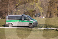 NEWS - Coronavirus: Frühling in München - Polizei im Englischen Garten