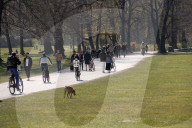 NEWS - Coronavirus: Frühling in München - Polizei im Englischen Garten