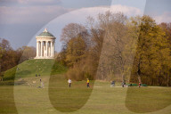 NEWS - Coronavirus: Frühling in München - Polizei im Englischen Garten