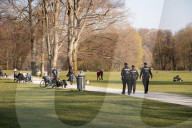 NEWS - Coronavirus: Frühling in München - Polizei im Englischen Garten