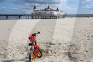 NEWS - Coronavirus: Fast leeres Seebad Ahlbeck an der Ostsee