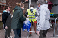 NEWS - Coronavirus: Freiwillige verteilen in Lille Lebensmittel