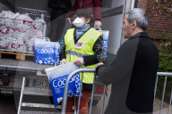 NEWS - Coronavirus: Freiwillige verteilen in Lille Lebensmittel