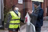NEWS - Coronavirus: Freiwillige verteilen in Lille Lebensmittel