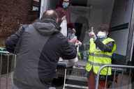 NEWS - Coronavirus: Freiwillige verteilen in Lille Lebensmittel
