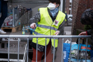 NEWS - Coronavirus: Freiwillige verteilen in Lille Lebensmittel