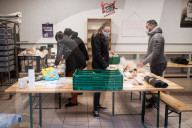 NEWS - Coronavirus: Freiwillige verteilen in Lille Lebensmittel