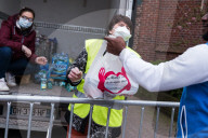 NEWS - Coronavirus: Freiwillige verteilen in Lille Lebensmittel