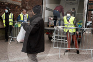 NEWS - Coronavirus: Freiwillige verteilen in Lille Lebensmittel