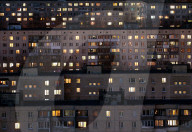 NEWS - Coronavirus: Beleuchtete Fenster in Wohnblöcken im Bezirk Newskij in St.Petersburg