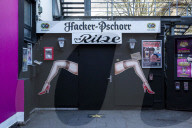 NEWS - Coronavirus: Leere Strassen und geschlossene Clubs rund um die Reeperbahn im Stadtteil St. Pauli in Hamburg