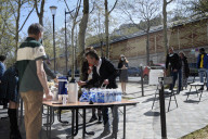NEWS - Coronavirus: Lebensmittelverteilung durch Caritas-Frankreich in Paris