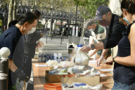 NEWS - Coronavirus: Lebensmittelverteilung durch Caritas-Frankreich in Paris