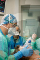 REPORTAGE - Coronavirus: Ärzteteams bei der Betreuung von Patienten auf der Intensivstation