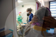REPORTAGE - Coronavirus: Ärzteteams bei der Betreuung von Patienten auf der Intensivstation