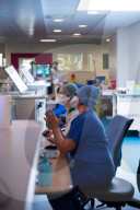 REPORTAGE - Coronavirus: Ärzteteams bei der Betreuung von Patienten auf der Intensivstation