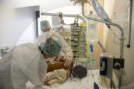 REPORTAGE - Coronavirus: Ärzteteams bei der Betreuung von Patienten auf der Intensivstation