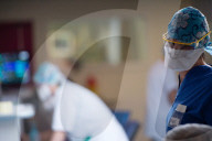 REPORTAGE - Coronavirus: Ärzteteams bei der Betreuung von Patienten auf der Intensivstation
