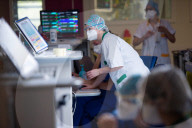 REPORTAGE - Coronavirus: Ärzteteams bei der Betreuung von Patienten auf der Intensivstation