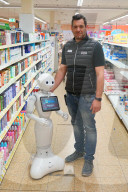 NEWS - Coronavirus:  Ein Roboter gibt in einer Hamburger EDEKA-Filiale Tips zum richtigen Verhalten im Supermarkt