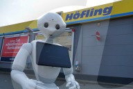 NEWS - Coronavirus:  Ein Roboter gibt in einer Hamburger EDEKA-Filiale Tips zum richtigen Verhalten im Supermarkt