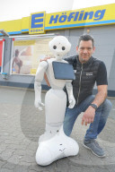 NEWS - Coronavirus:  Ein Roboter gibt in einer Hamburger EDEKA-Filiale Tips zum richtigen Verhalten im Supermarkt
