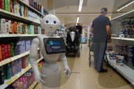 NEWS - Coronavirus:  Ein Roboter gibt in einer Hamburger EDEKA-Filiale Tips zum richtigen Verhalten im Supermarkt
