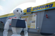 NEWS - Coronavirus:  Ein Roboter gibt in einer Hamburger EDEKA-Filiale Tips zum richtigen Verhalten im Supermarkt