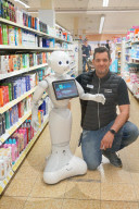 NEWS - Coronavirus:  Ein Roboter gibt in einer Hamburger EDEKA-Filiale Tips zum richtigen Verhalten im Supermarkt