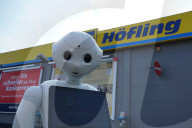 NEWS - Coronavirus:  Ein Roboter gibt in einer Hamburger EDEKA-Filiale Tips zum richtigen Verhalten im Supermarkt