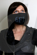 FEATURE - Hightech-Gesichtsmaske mit LED-Anzeige kann Botschaften vermitteln
