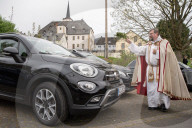 NEWS - Coronavirus: Wallfahrt einmal anders - Oster-Autoandacht in Klausen