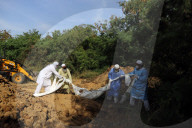 NEWS - Coronavirus: Beerdigung von Opfern in Indien, die am Coronavirus gestorben sind