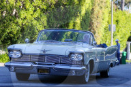 EXKLUSIV - Wird bald 70: Jay Leno fŠhrt sein Vintage-Cabrio aus