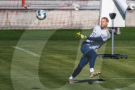 FEATURE - FC Bayern München trainiert mit einer Riesen-Dartscheibe