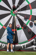 FEATURE - FC Bayern München trainiert mit einer Riesen-Dartscheibe