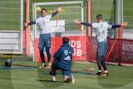 FEATURE - FC Bayern München trainiert mit einer Riesen-Dartscheibe