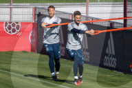 FEATURE - FC Bayern München trainiert mit einer Riesen-Dartscheibe