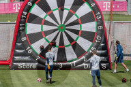 FEATURE - FC Bayern München trainiert mit einer Riesen-Dartscheibe