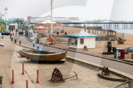 NEWS - Coronavirus:  Leerer Strand und Promenade in Brighton 