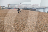 NEWS - Coronavirus:  Leerer Strand und Promenade in Brighton 