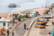 NEWS - Coronavirus:  Leerer Strand und Promenade in Brighton 